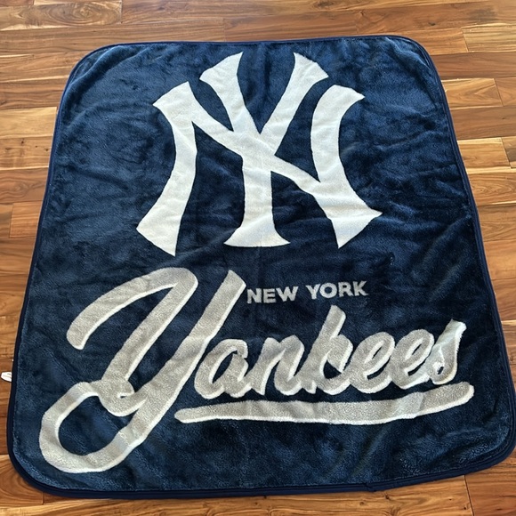 New York Yankees MLB ‘Signature’ Raschel Throw Blanket EUC - Picture 2 of 4